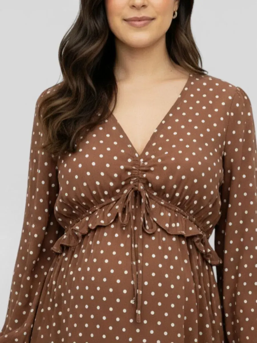 Платье миди с пышными рукавами и оборками - для мам Motherhood Maternity, Mocha Mousse & Vanilla Dot — изображение 4 из 4