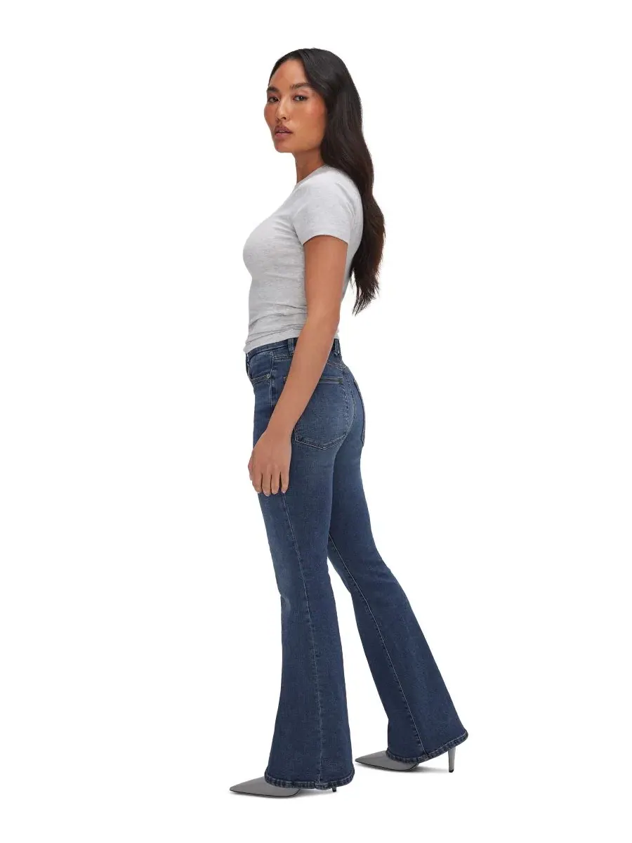 Джинсы с заниженной талией и расклешенным кроем Petite Mid-Rise Flare Jeans Good American — изображение 3 из 4, синий
