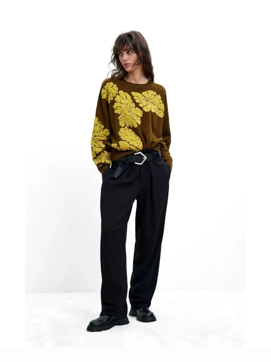 Женский джемпер с жаккардовым цветочным принтом, модель M. C. Lacroix Jacquard Floral Sweater — изображение 2 из 6