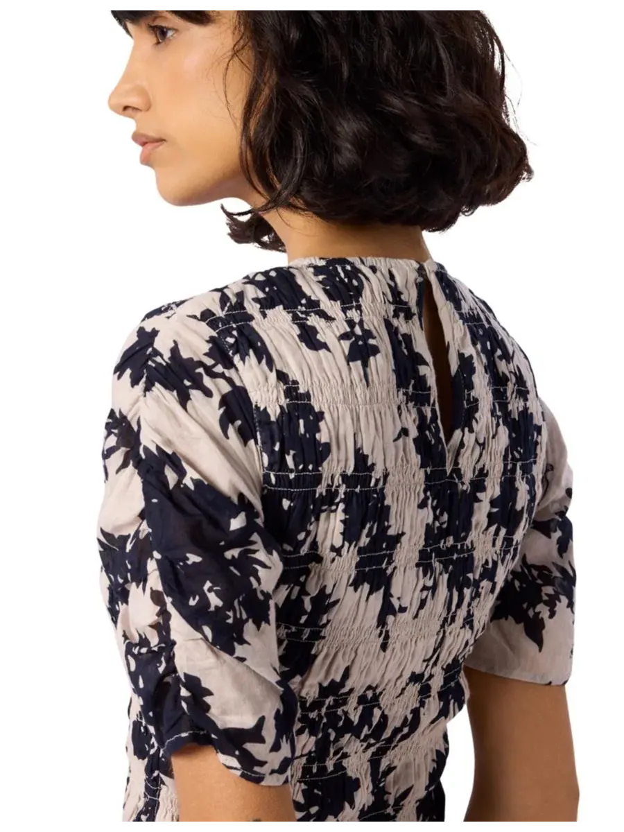 Блуза с рюшами и цветочным принтом Smocked Floral Ruffle Hem Peplum Whistles — изображение 4 из 6, слоновая кость/мульти