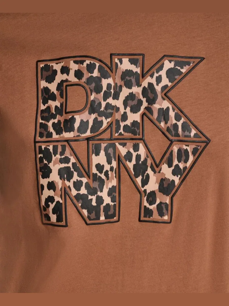 Футболка свободного кроя с принтом DKNY Sport — изображение 5 из 5, карамель