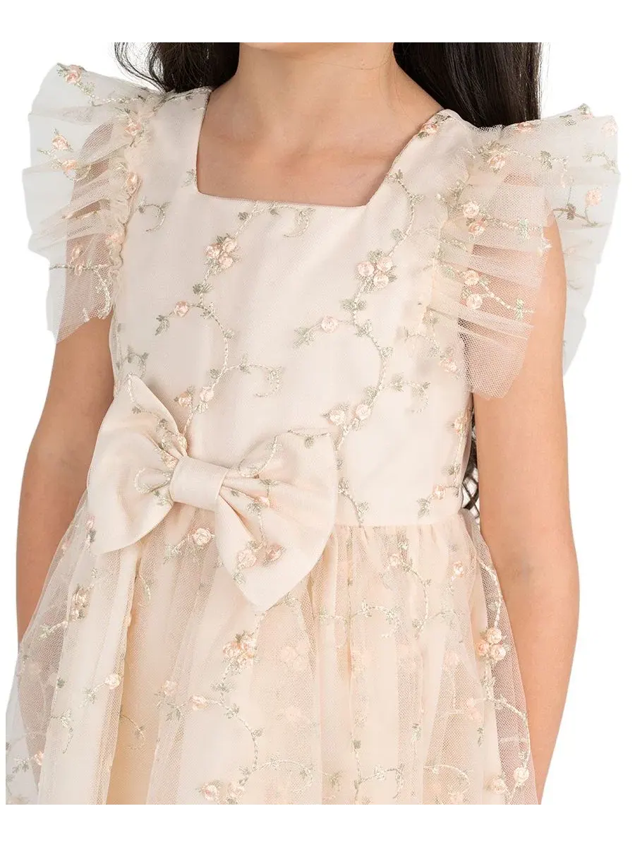 Платье из сетки с вышивкой и рукавами-воланами, модель Embroidered Mesh Flutter Sleeve Dress Rare — изображение 2 из 7, тауп