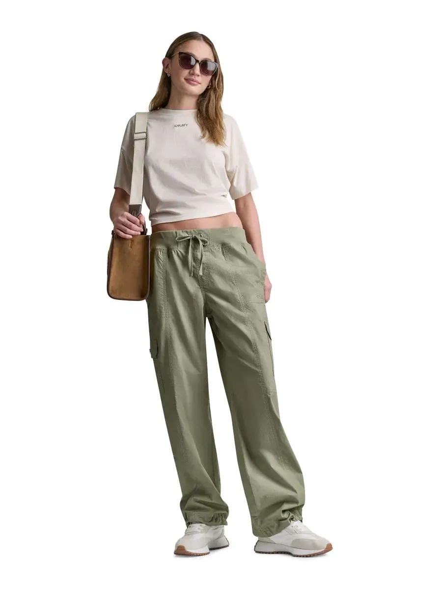 Женские спортивные брюки прямого кроя с карго-карманами, модель High-Rise Straight-Leg DKNY Sport — изображение 2 из 6