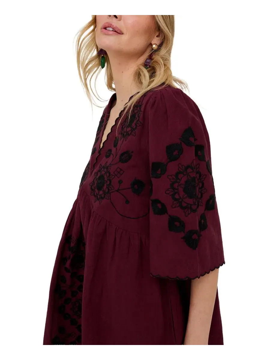 Платье мини с вышивкой Arabella V-Neck Embroidered Mini Dress Raffya — изображение 4 из 5, бордовый