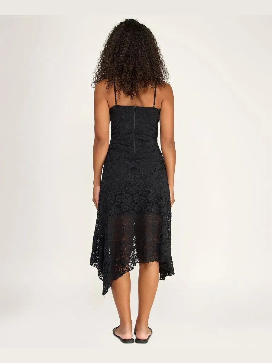 Платье миди с V-образным вырезом и кружевом, модель Handkerchief Hem V-Neck Lace Midi Dress KATIA — изображение 4 из 5