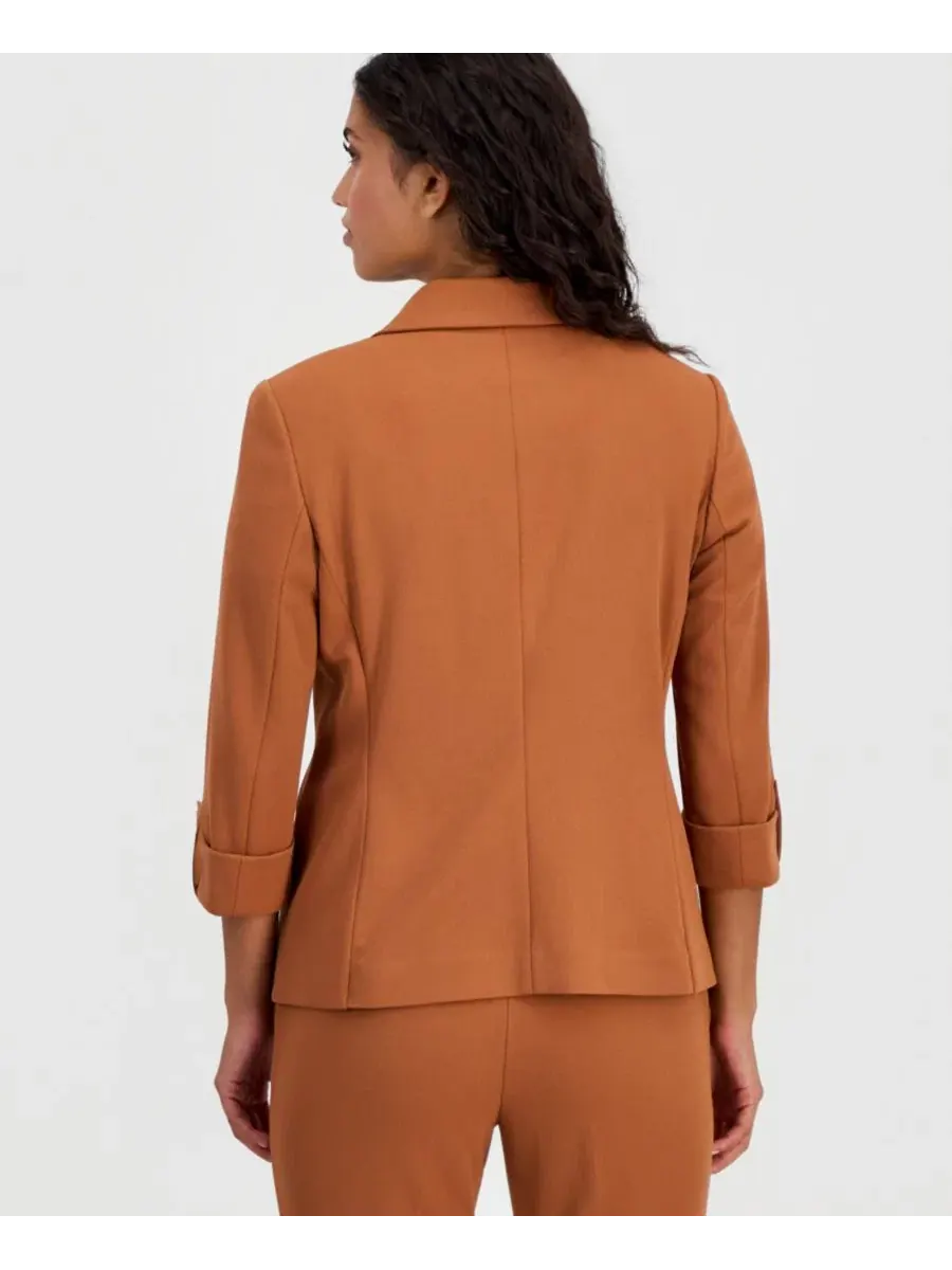 Женский костюм-двойка с жакетом с вырезом-лодочкой и брюками Anne Klein Essentials, Cedar Spice — изображение 2 из 5