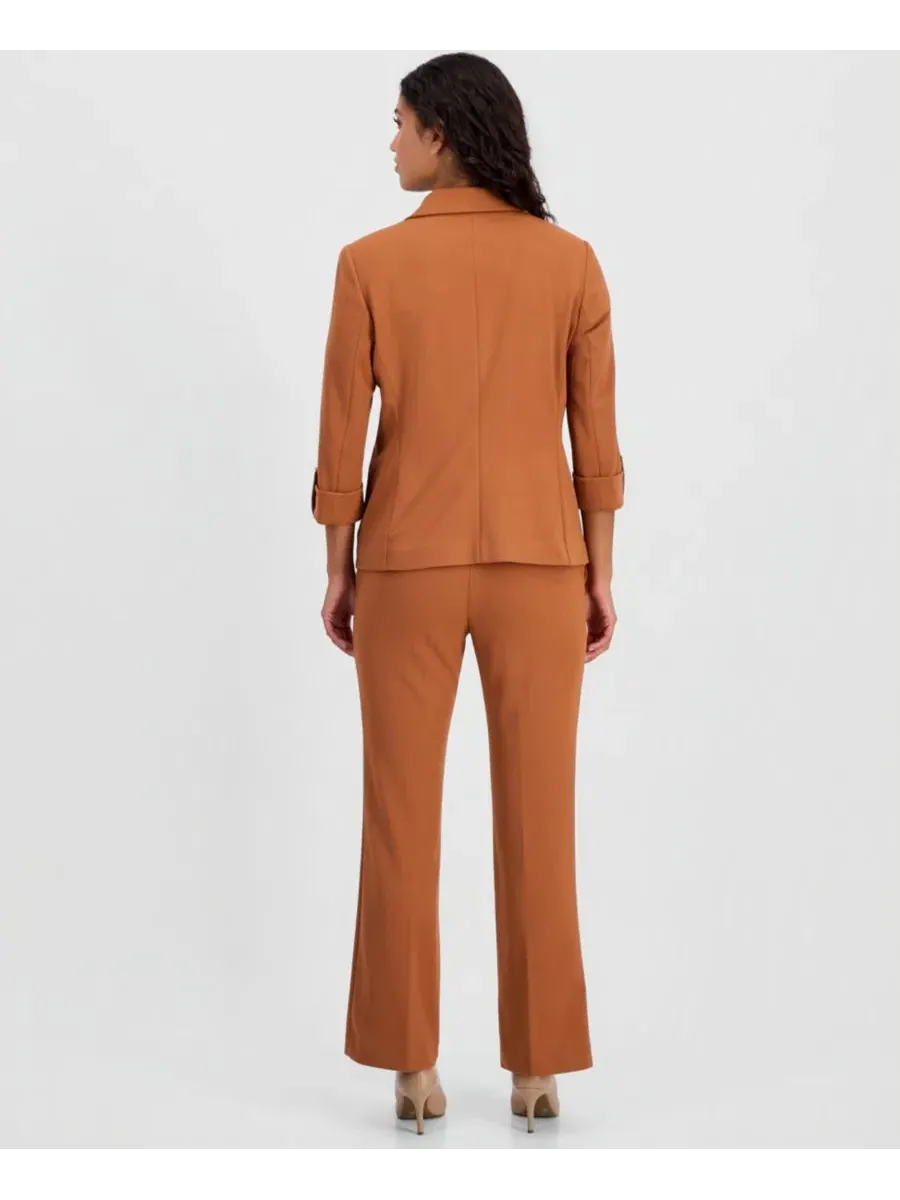 Женский костюм-двойка с жакетом с вырезом-лодочкой и брюками Anne Klein Essentials, Cedar Spice — изображение 4 из 5