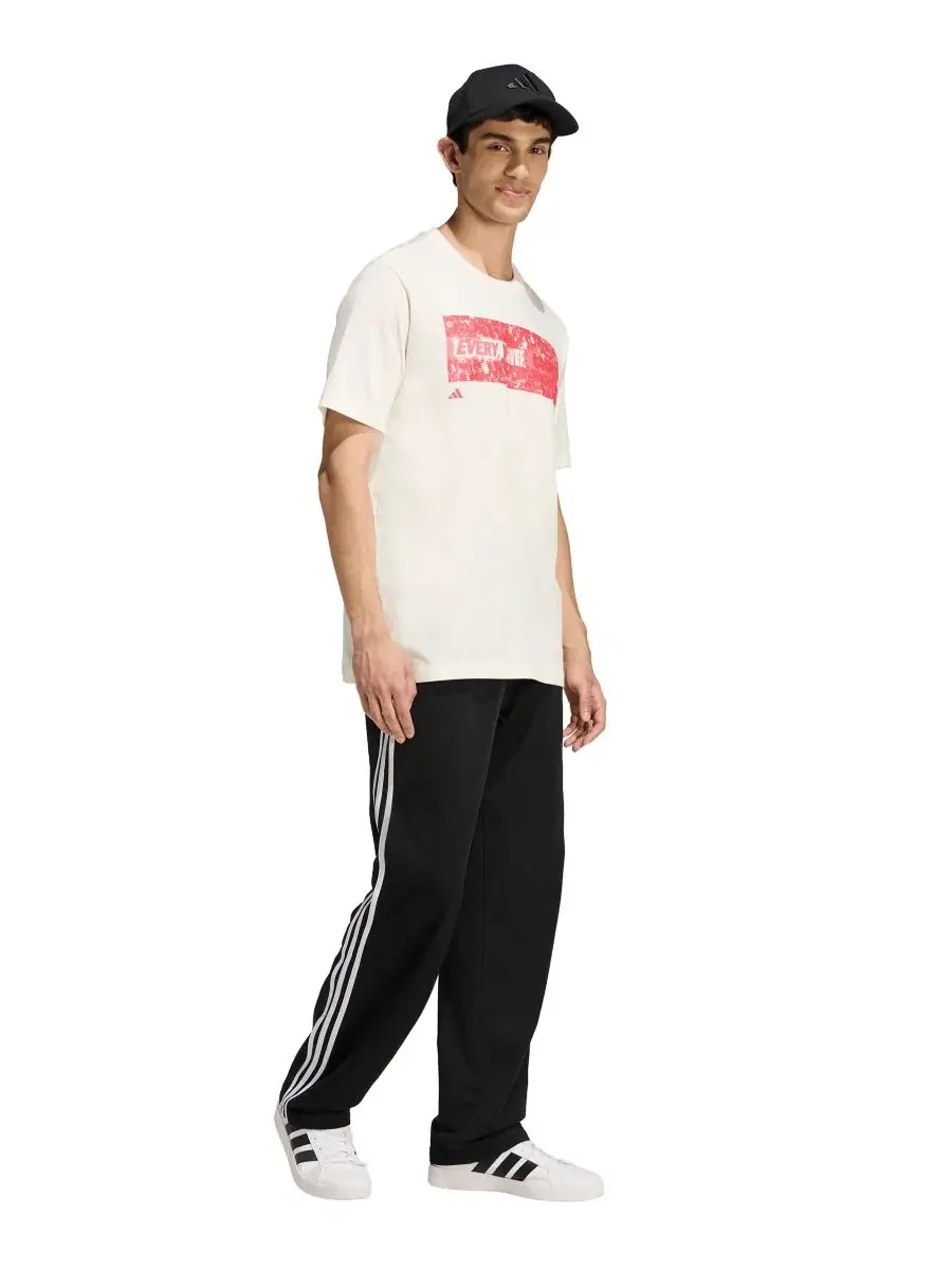 Мужская футболка с графическим принтом «Фанаты стадиона» adidas — изображение 2 из 3, белый