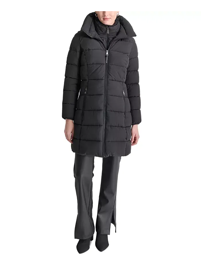 Женская стеганая куртка с капюшоном на молнии и нагрудником DKNY