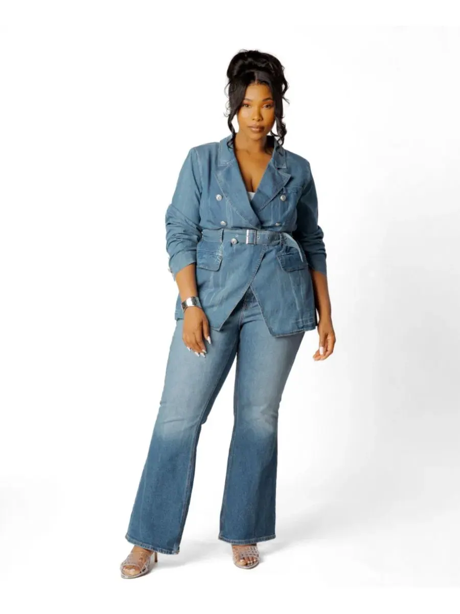 Джинсовый блейзер с поясом Plus Size Belted Denim Buxom Couture — изображение 2 из 4, джинсовый синий синий