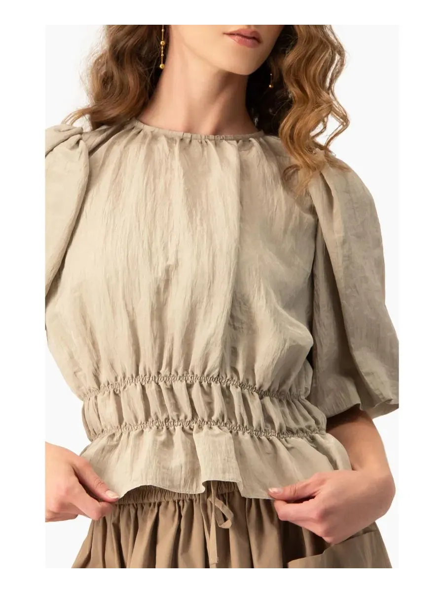 Блуза с рукавом-фонарик и поясом, модель Cinched Waist Crinkle Blouse Ivonne — изображение 6 из 6, бежевый