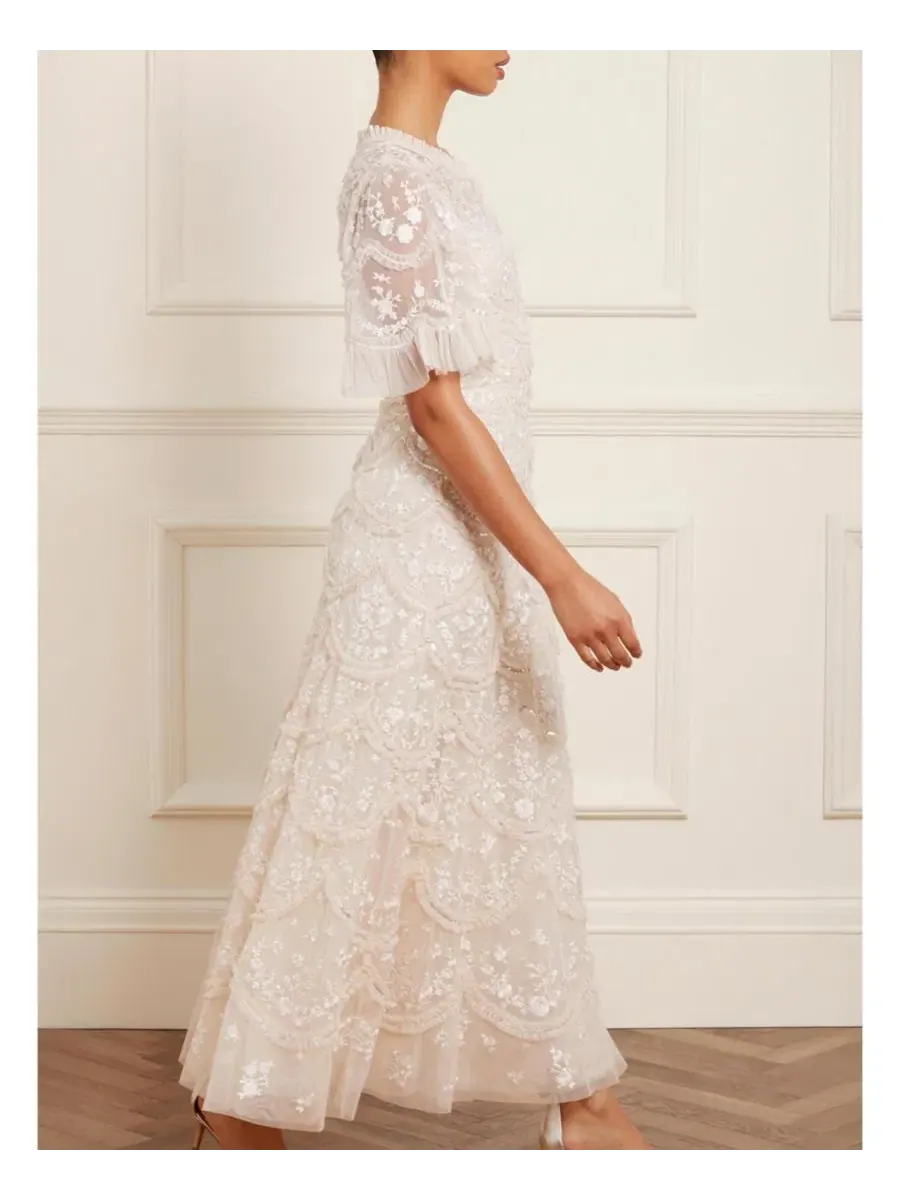 Платье с вышивкой и пайетками Lily Bloom Floral-Print Tiered Sequin Dress Needle & Thread — изображение 2 из 4, бежевый