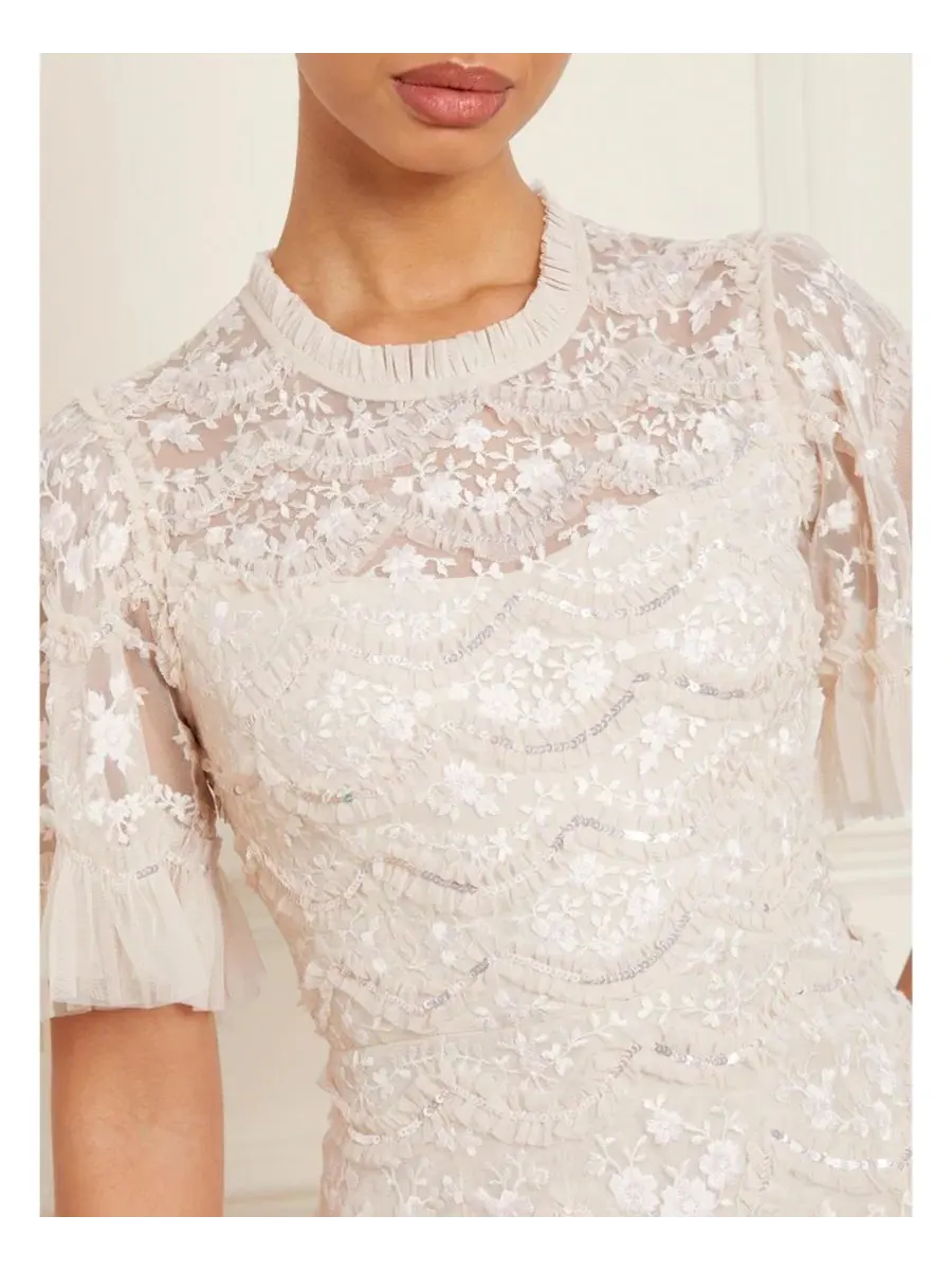 Платье с вышивкой и пайетками Lily Bloom Floral-Print Tiered Sequin Dress Needle & Thread — изображение 3 из 4, бежевый