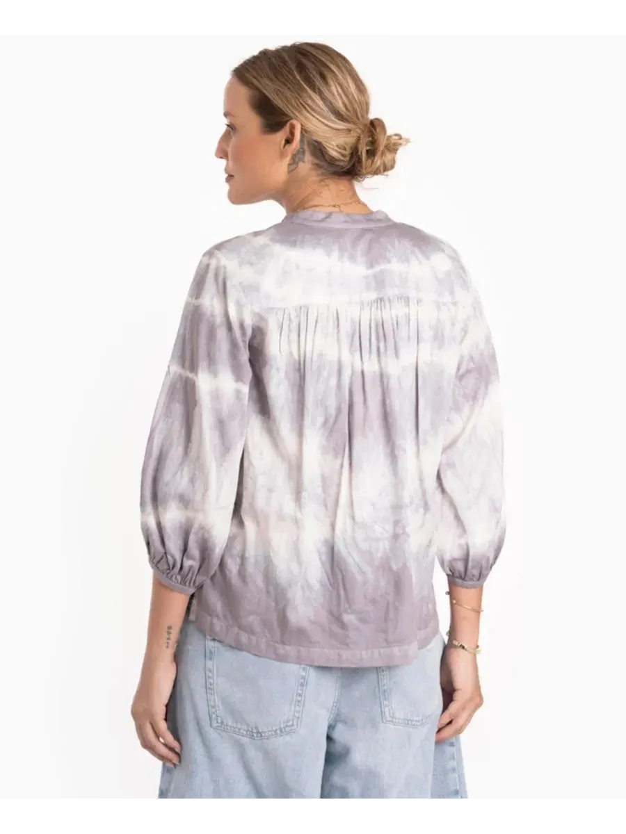 Блуза-крестьянка с принтом, с пуговицами, модель Tie-Dye Button-Front Peasant Top Ocean+Main — изображение 2 из 3, серый