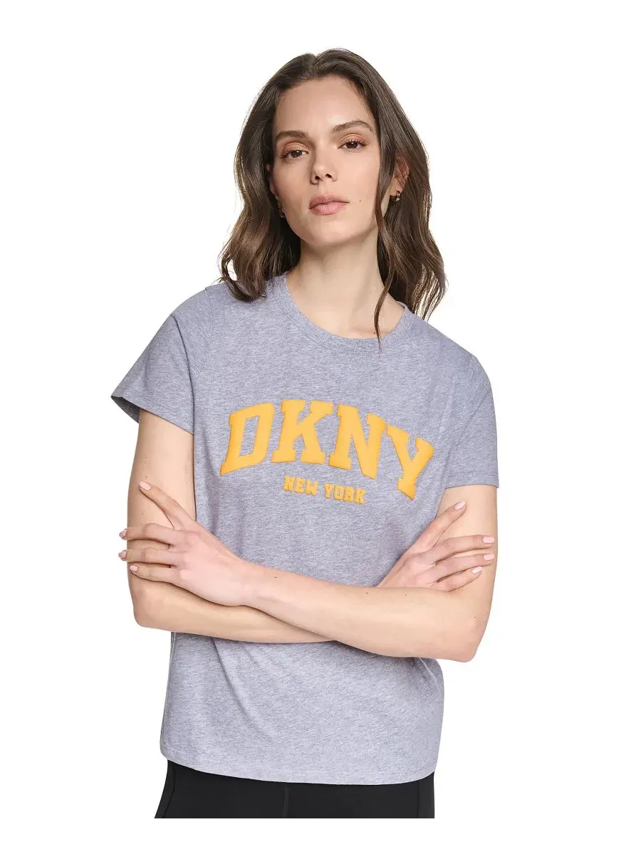 Футболка женская свободного кроя с объемным логотипом Varsity DKNY Sport, Pgh/Taxi Cab — изображение 1 из 5