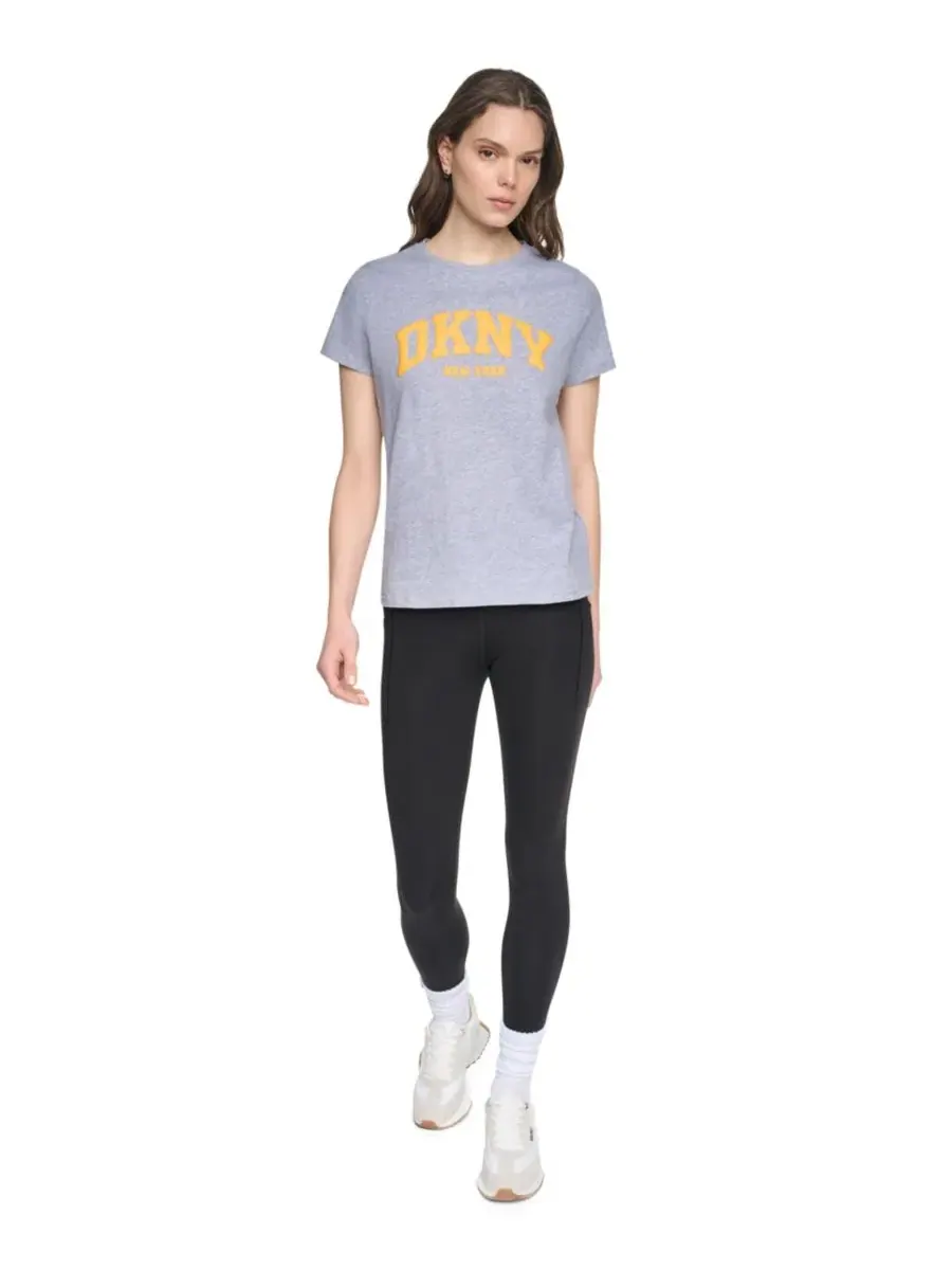 Футболка женская свободного кроя с объемным логотипом Varsity DKNY Sport, Pgh/Taxi Cab — изображение 2 из 5
