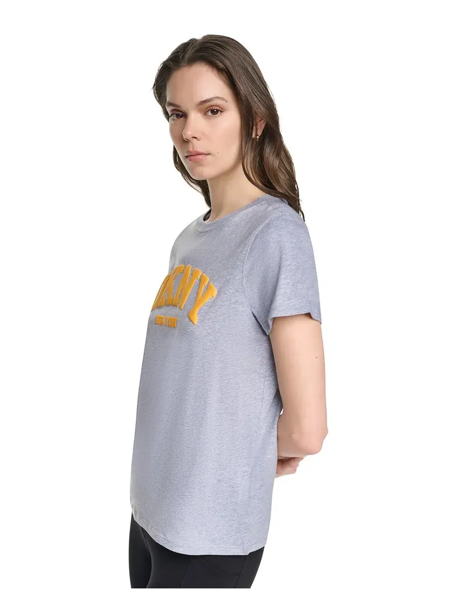 Футболка женская свободного кроя с объемным логотипом Varsity DKNY Sport, Pgh/Taxi Cab — изображение 3 из 5
