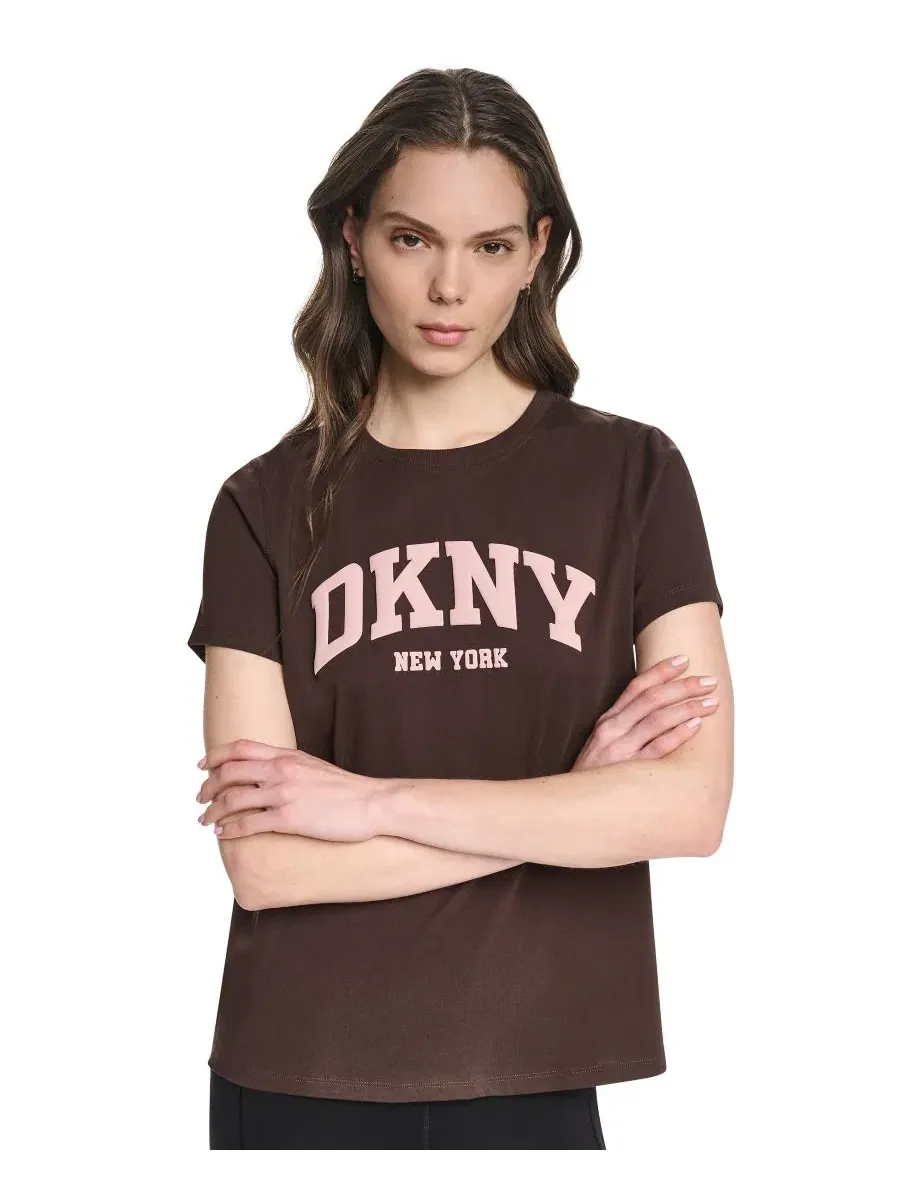 Футболка свободного кроя с объемным логотипом DKNY Sport — розовый