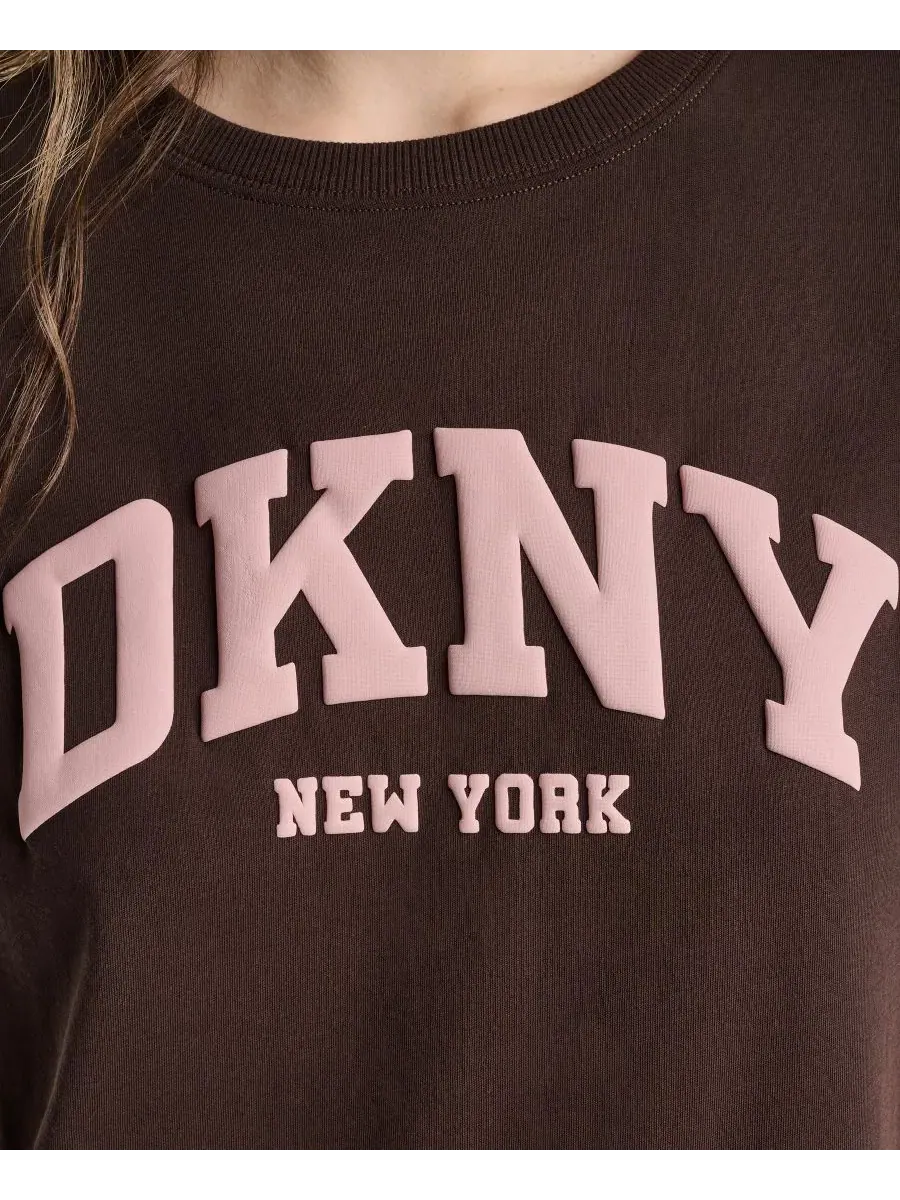 Футболка свободного кроя с объемным логотипом DKNY Sport — изображение 5 из 6, розовый