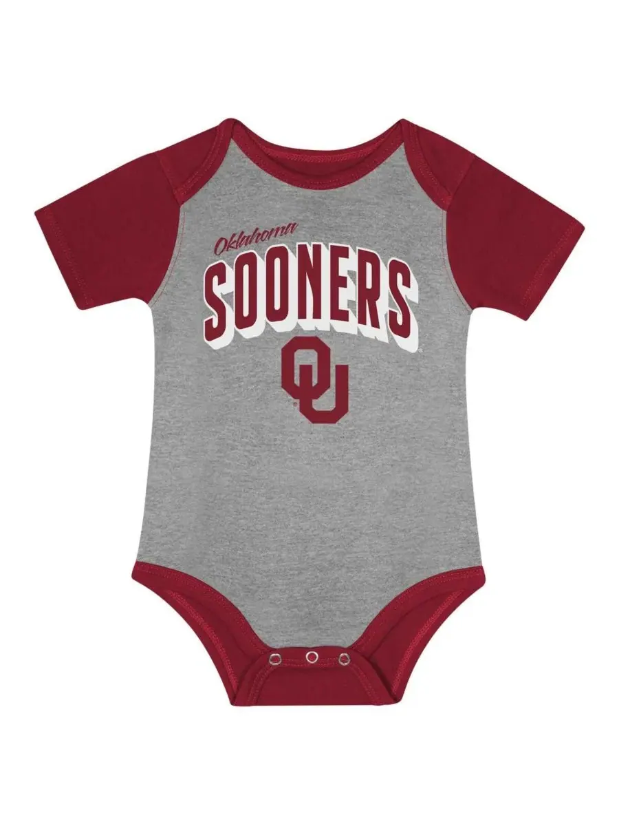 Комплект для новорожденных с боди, слюнявчиком и шапкой Oklahoma Sooners Dynamic Duo Outerstuff — изображение 2 из 4