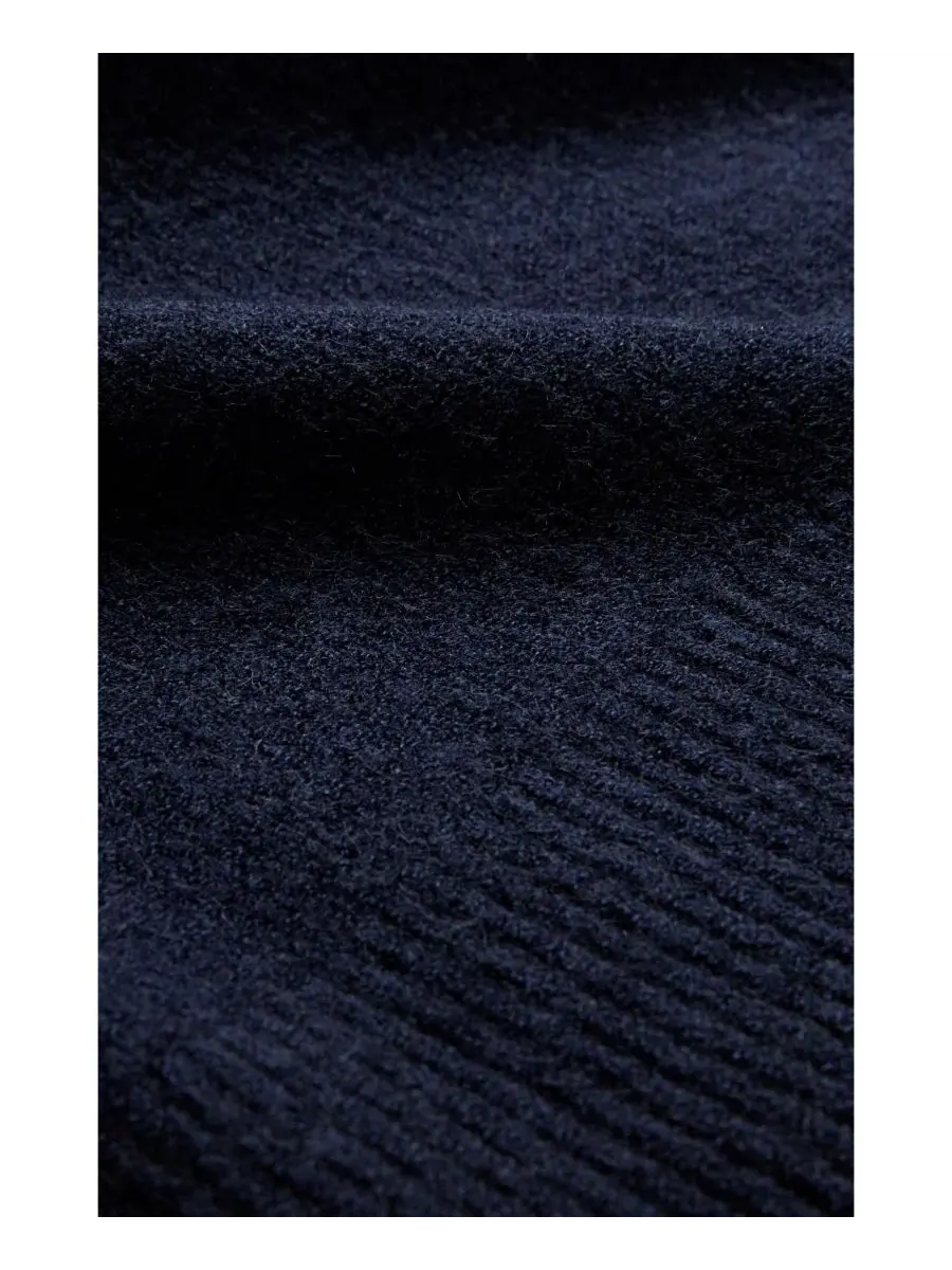 Свитер оверсайз с высоким воротником Slouchy Roll Neck Celtic & Co. — изображение 6 из 7, темно-синий