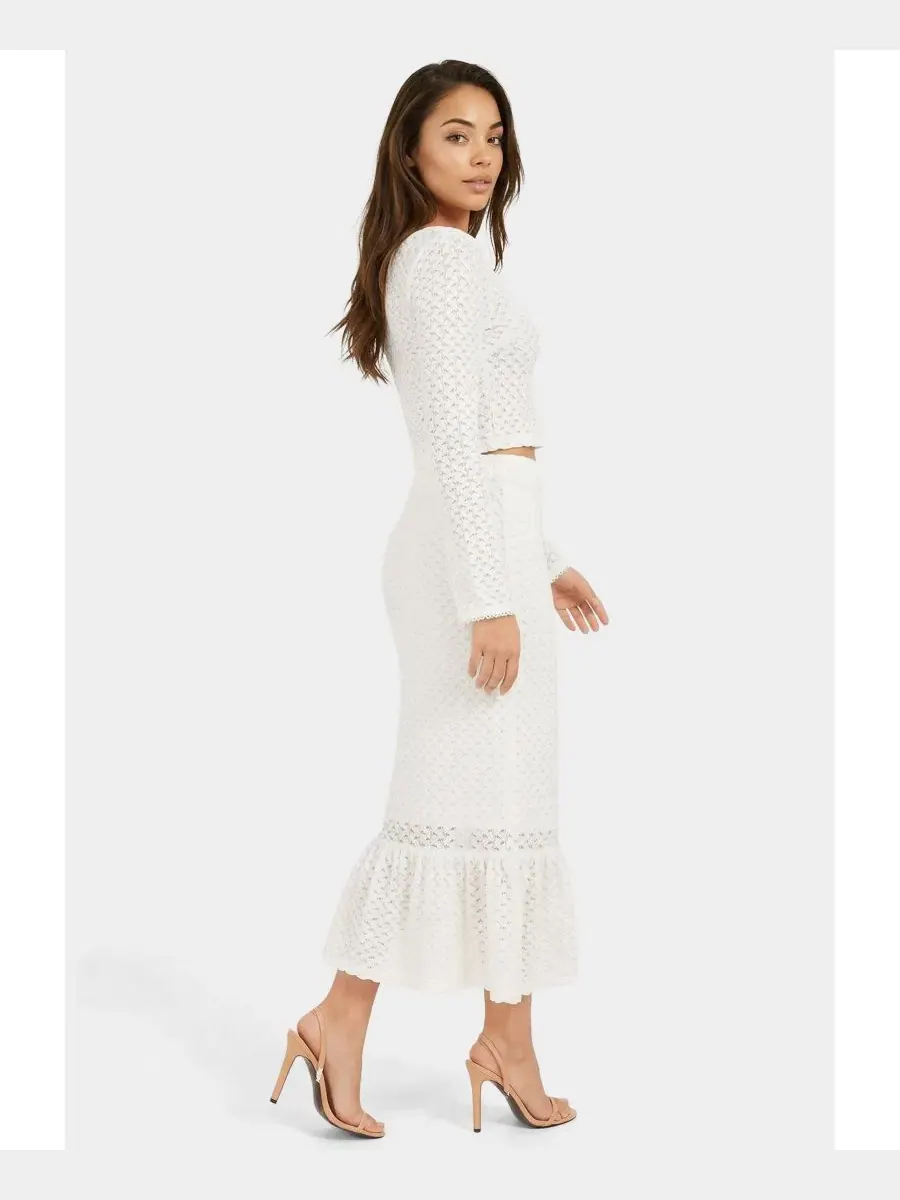 Комплект из топа кроп и юбки с воланами, модель Crochet Top Tiered Skirt Set Bebe — изображение 2 из 3, белый