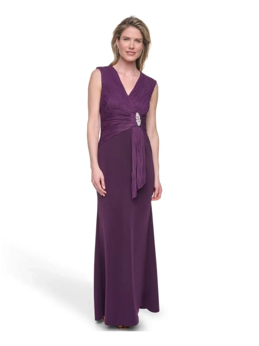 Платье-бальное без рукавов с V-образным вырезом Petite Sleeveless V-Neck Gown Jessica Howard — фиолетовый