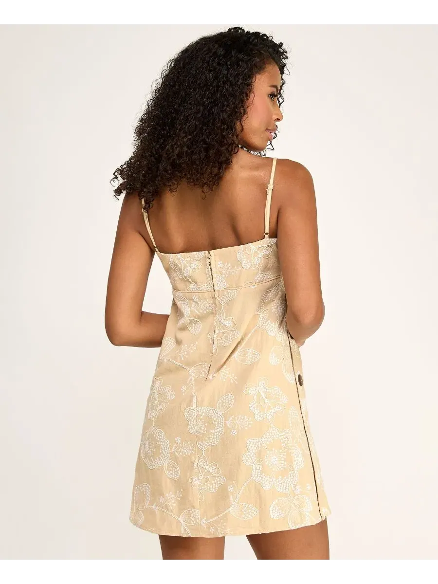 Платье с квадратным вырезом и вышивкой Juniors' Embroidered Square Neck Short Dress SENI & CADE — изображение 5 из 6, бежевый