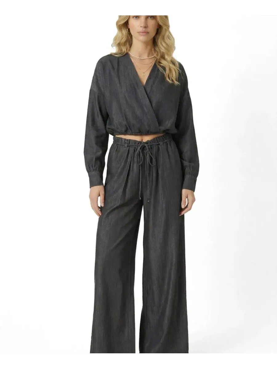 Комплект из блузы с воротником и широких брюк Relaxed Drawstring Wide-Leg Collared Lounge Set — изображение 3 из 3