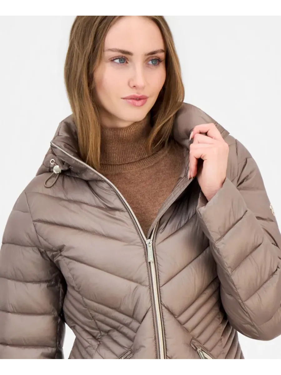 Женское пальто-пуховик с капюшоном, модель Packable Michael Kors — изображение 2 из 3, тауп