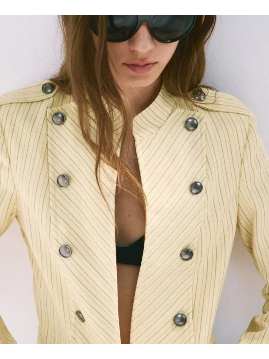 Женский пиджачный блейзер с пуговицами, модель Pinstripe Blazer With Buttons MANGO — изображение 4 из 5, светлый желтый