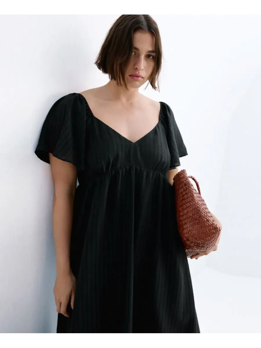 Платье миди с принтом и сборкой сзади, модель Gathered Detail Textured Dress MANGO — изображение 4 из 17, черный