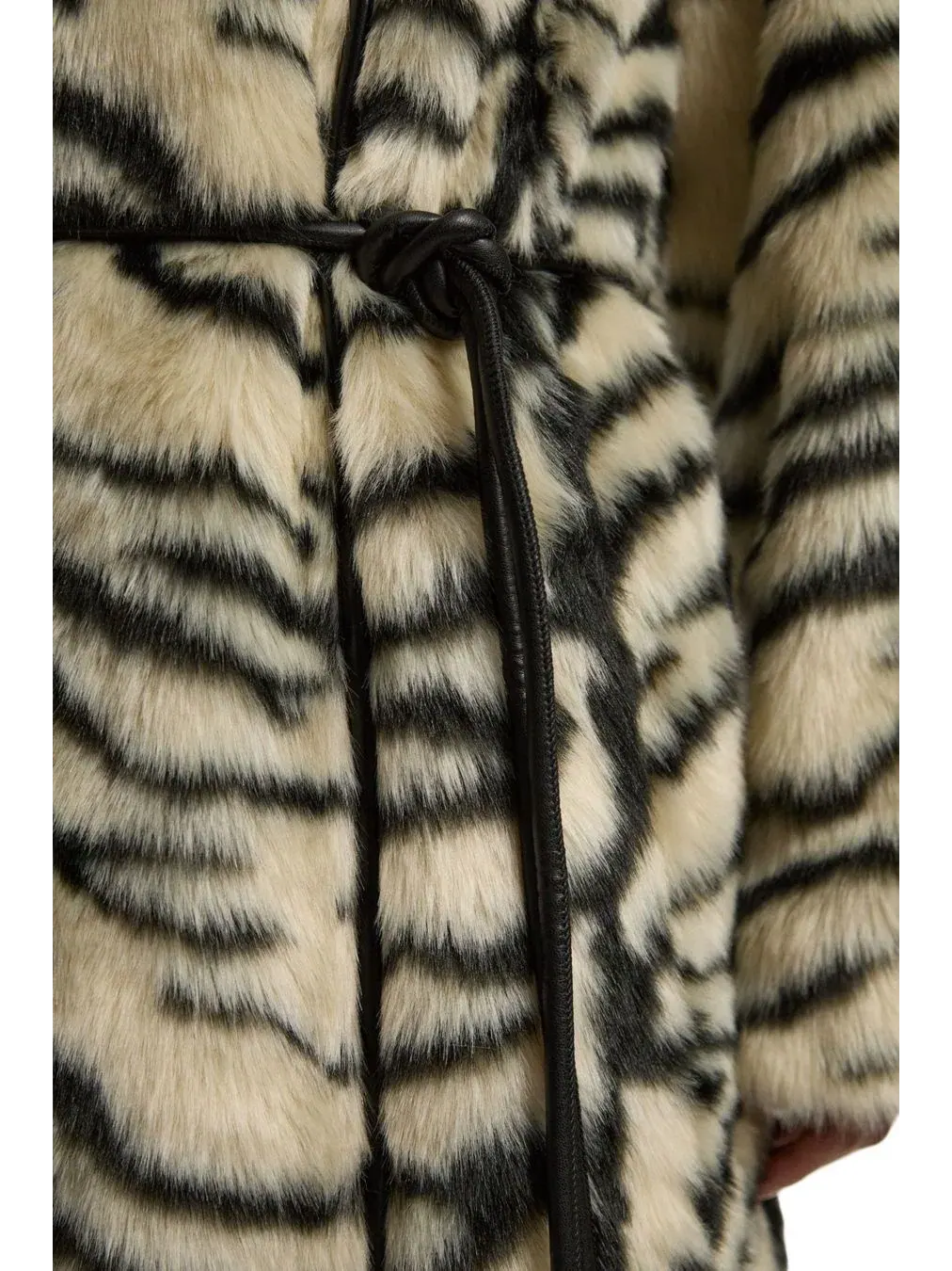 Пальто миди из искусственного меха с поясом, модель Zebra Print Karen Millen — изображение 4 из 8, мульти