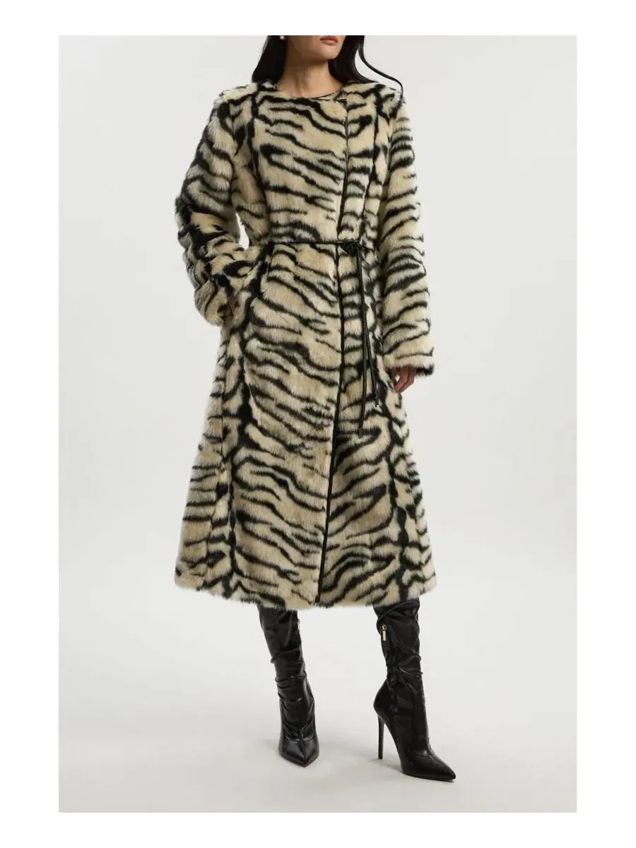 Пальто миди из искусственного меха с поясом, модель Zebra Print Karen Millen — изображение 6 из 8, мульти