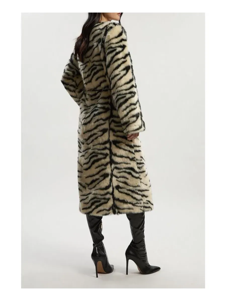 Пальто миди из искусственного меха с поясом, модель Zebra Print Karen Millen — изображение 7 из 8, мульти