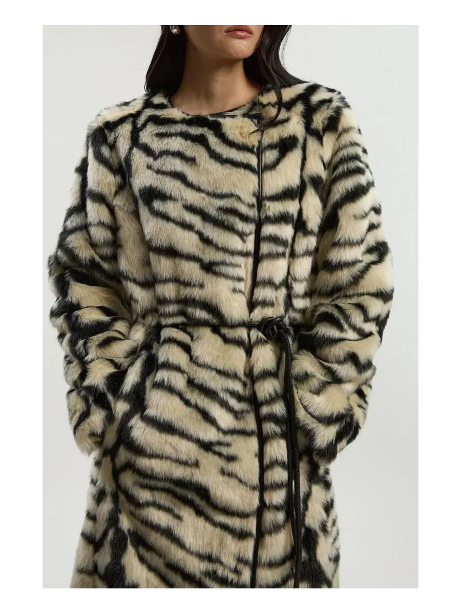Пальто миди из искусственного меха с поясом, модель Zebra Print Karen Millen — изображение 8 из 8, мульти