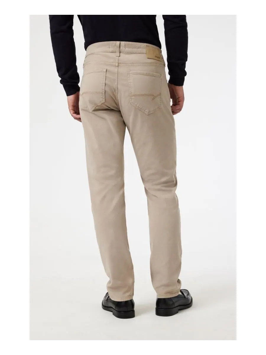 Мужские джинсы Marcus Slim Straight Leg из ткани Luxe Twill цвета латте Mavi Jeans — изображение 2 из 6, хаки