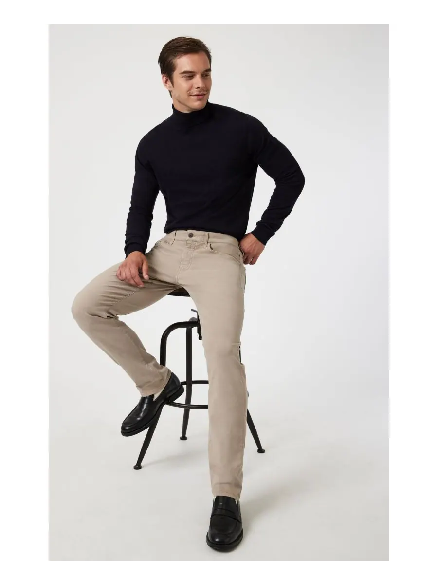 Мужские джинсы Marcus Slim Straight Leg из ткани Luxe Twill цвета латте Mavi Jeans — изображение 5 из 6, хаки