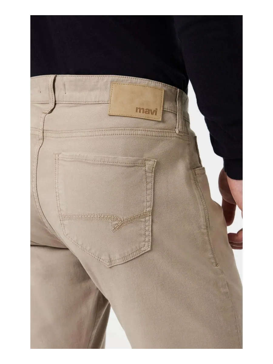 Мужские джинсы Marcus Slim Straight Leg из ткани Luxe Twill цвета латте Mavi Jeans — изображение 6 из 6, хаки