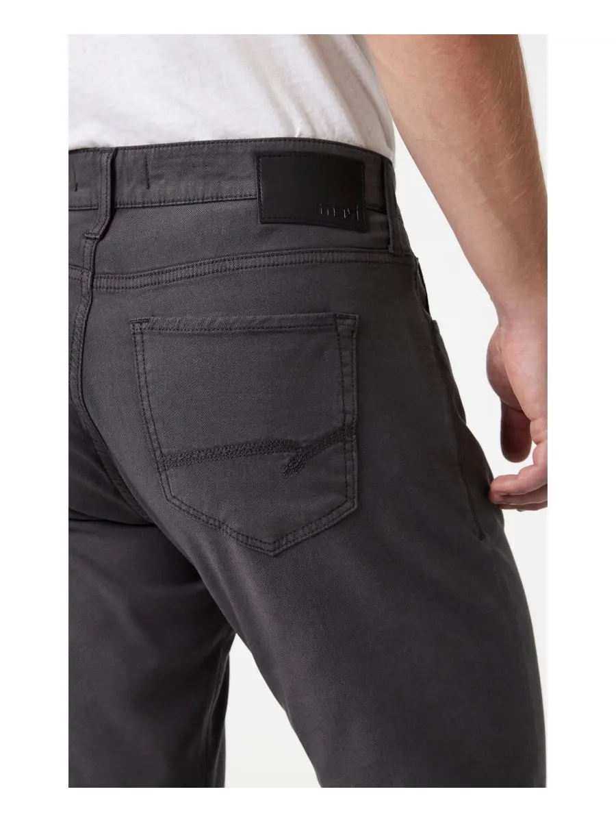 Мужские брюки Mavi Jake Slim Leg из ткани Ash Luxe Twill Mavi Jeans — изображение 4 из 6, серый