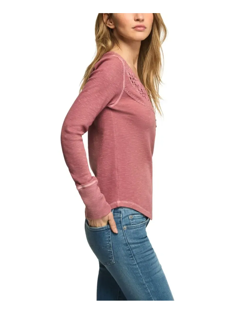 Женская рубашка-поло с кружевной кокеткой, длинным рукавом Lucky Brand — изображение 3 из 6, розовый