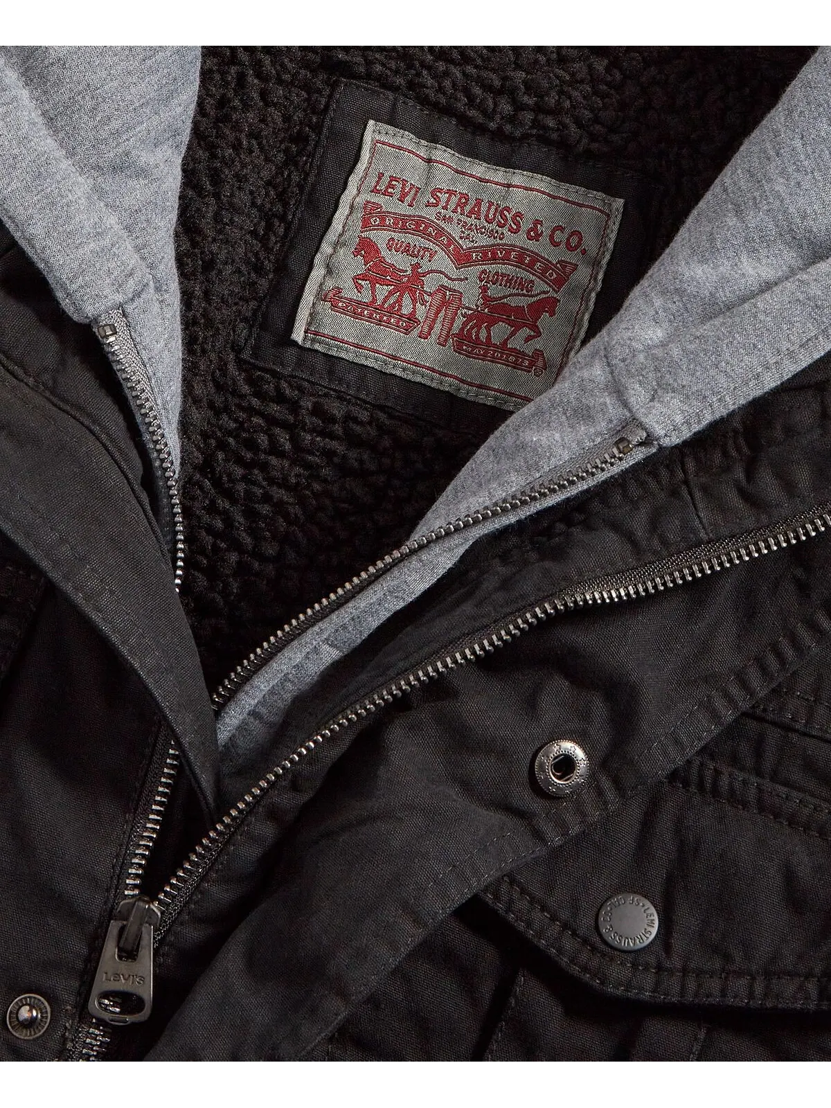Мужская куртка trucker с капюшоном и двумя карманами на подкладке из шерпы Levi's — изображение 5 из 6, черный