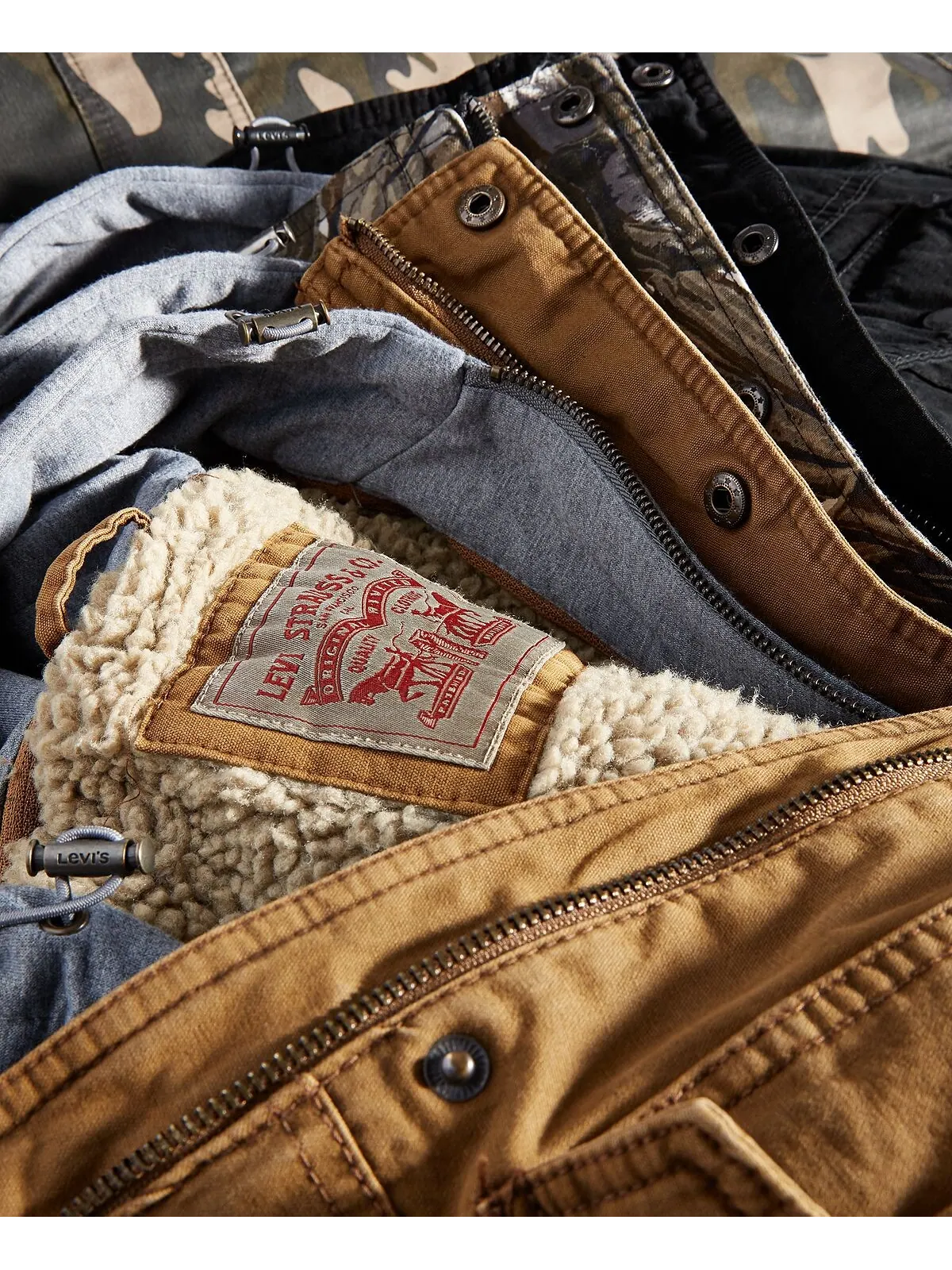 Мужская куртка trucker с капюшоном и двумя карманами на подкладке из шерпы Levi's — изображение 6 из 6, черный