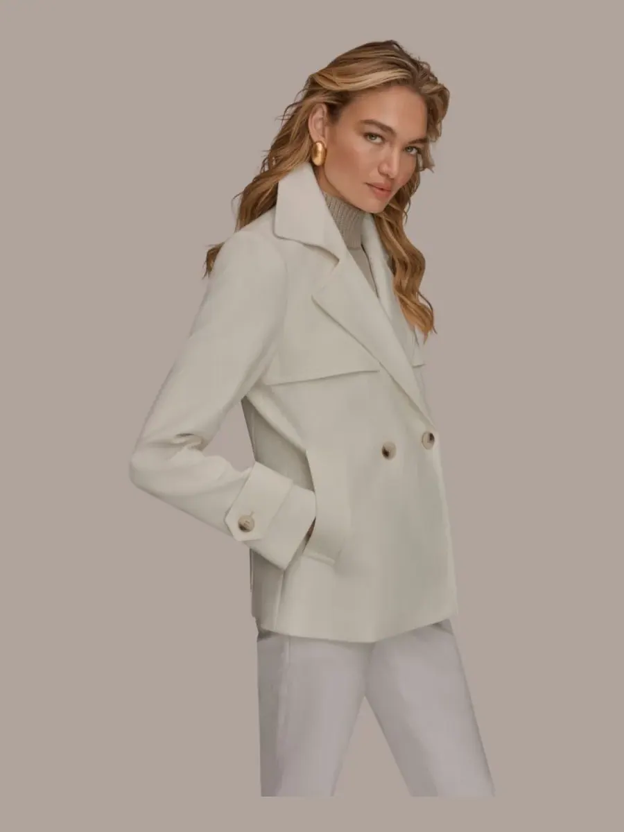 Женский короткий тренч из крепа с воротником-стойкой Donna Karan New York — изображение 5 из 8, бежевый