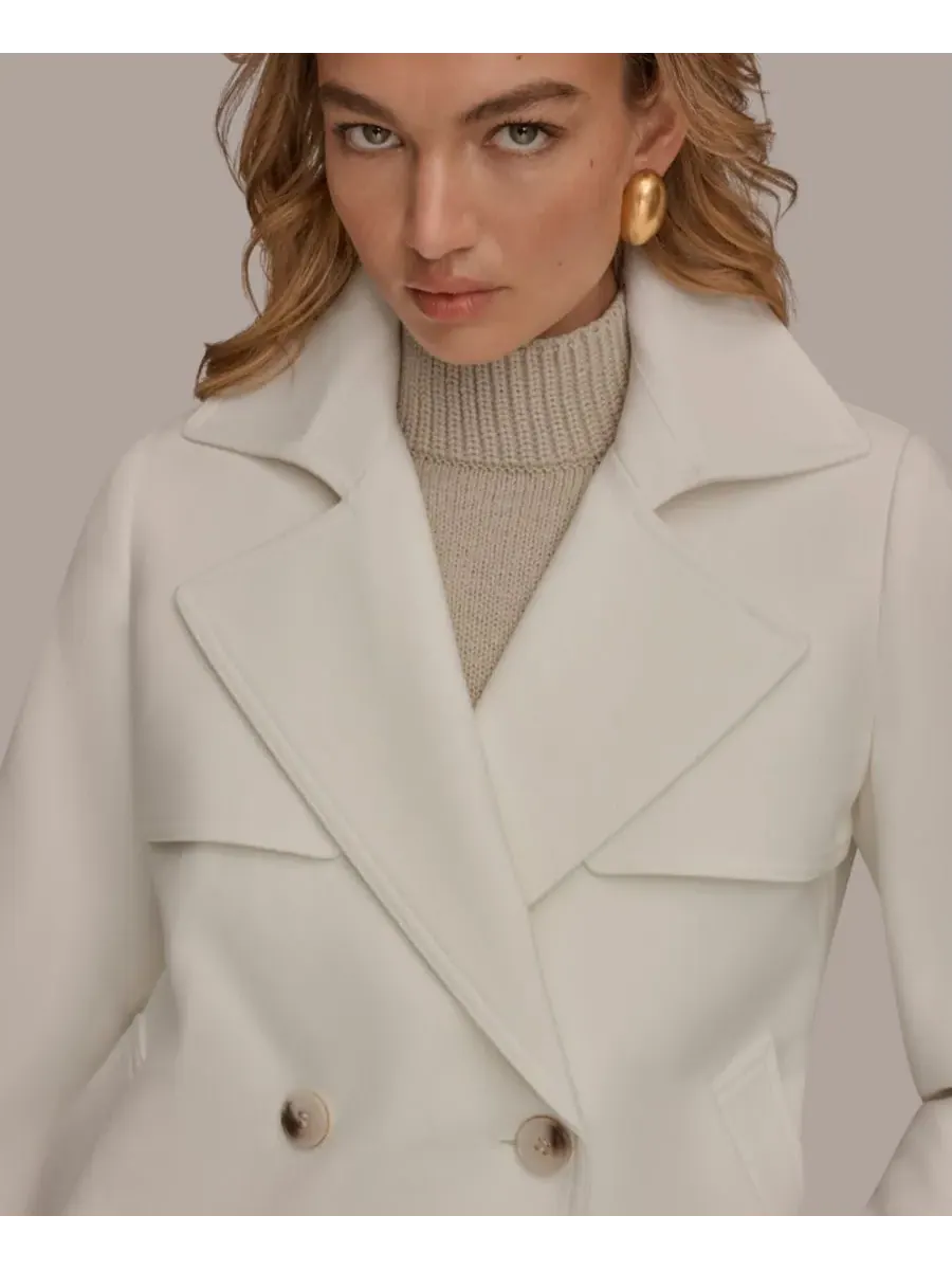Женский короткий тренч из крепа с воротником-стойкой Donna Karan New York — изображение 6 из 8, бежевый