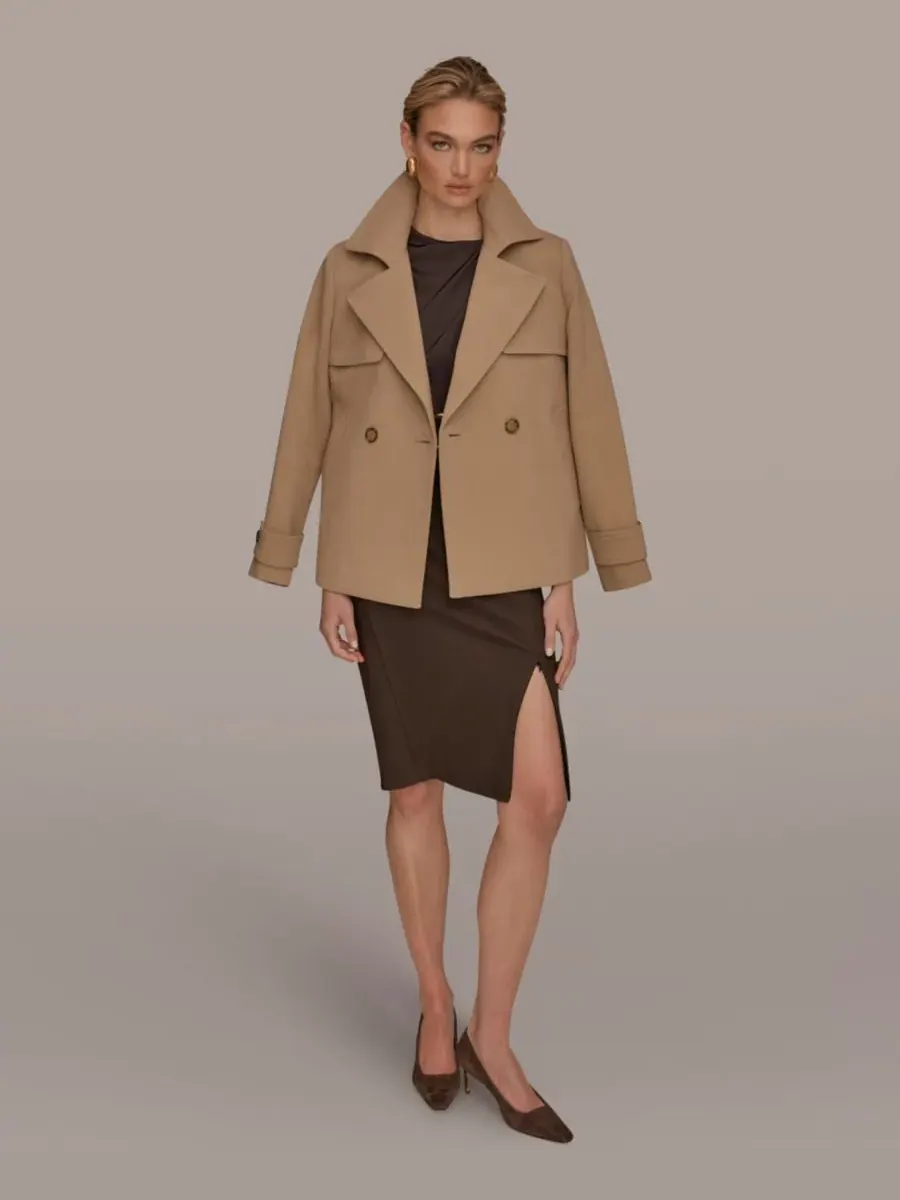 Женский короткий тренч из крепа с воротником-стойкой Donna Karan New York, светлый-camel — изображение 2 из 8, коричневый