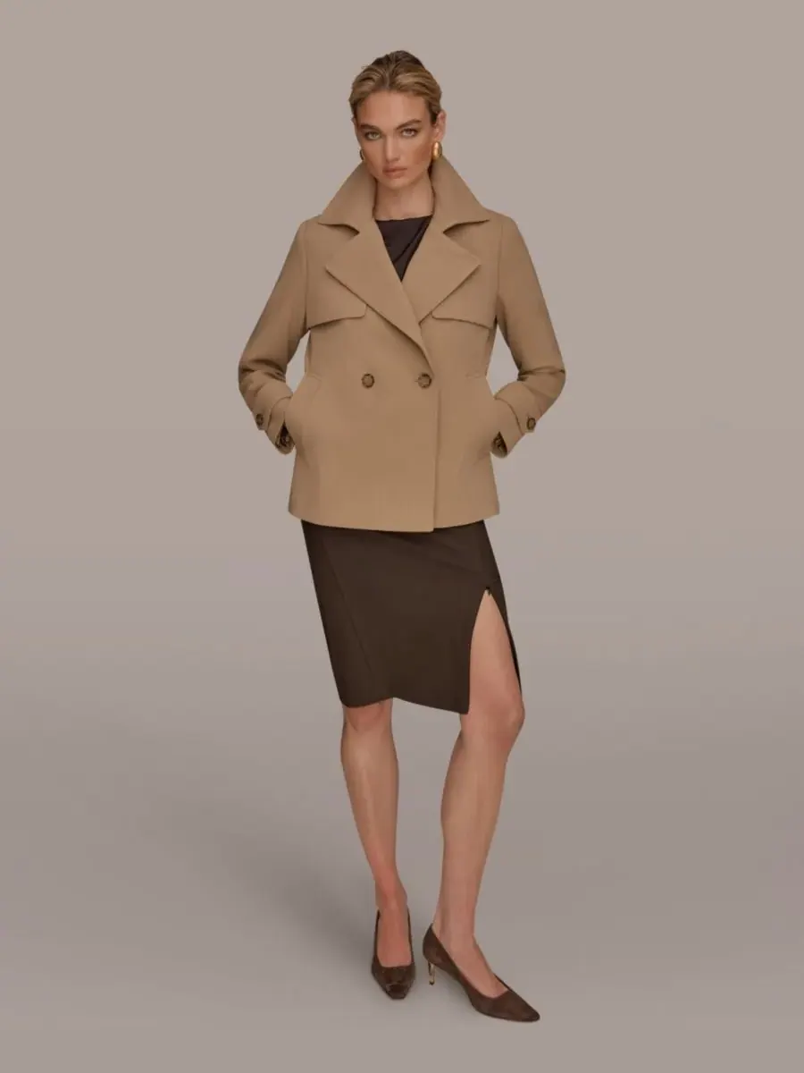 Женский короткий тренч из крепа с воротником-стойкой Donna Karan New York, светлый-camel — изображение 3 из 8, коричневый