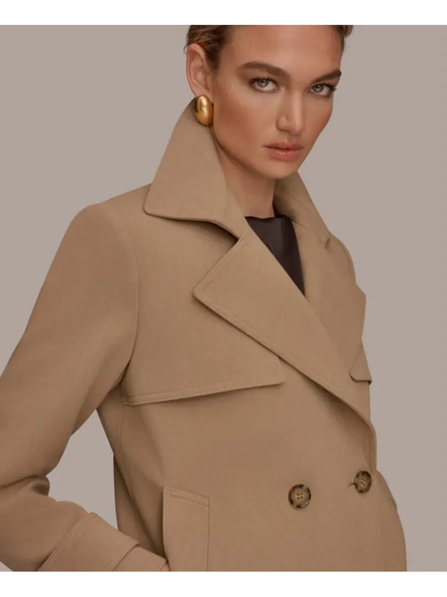 Женский короткий тренч из крепа с воротником-стойкой Donna Karan New York, светлый-camel — изображение 6 из 8, коричневый