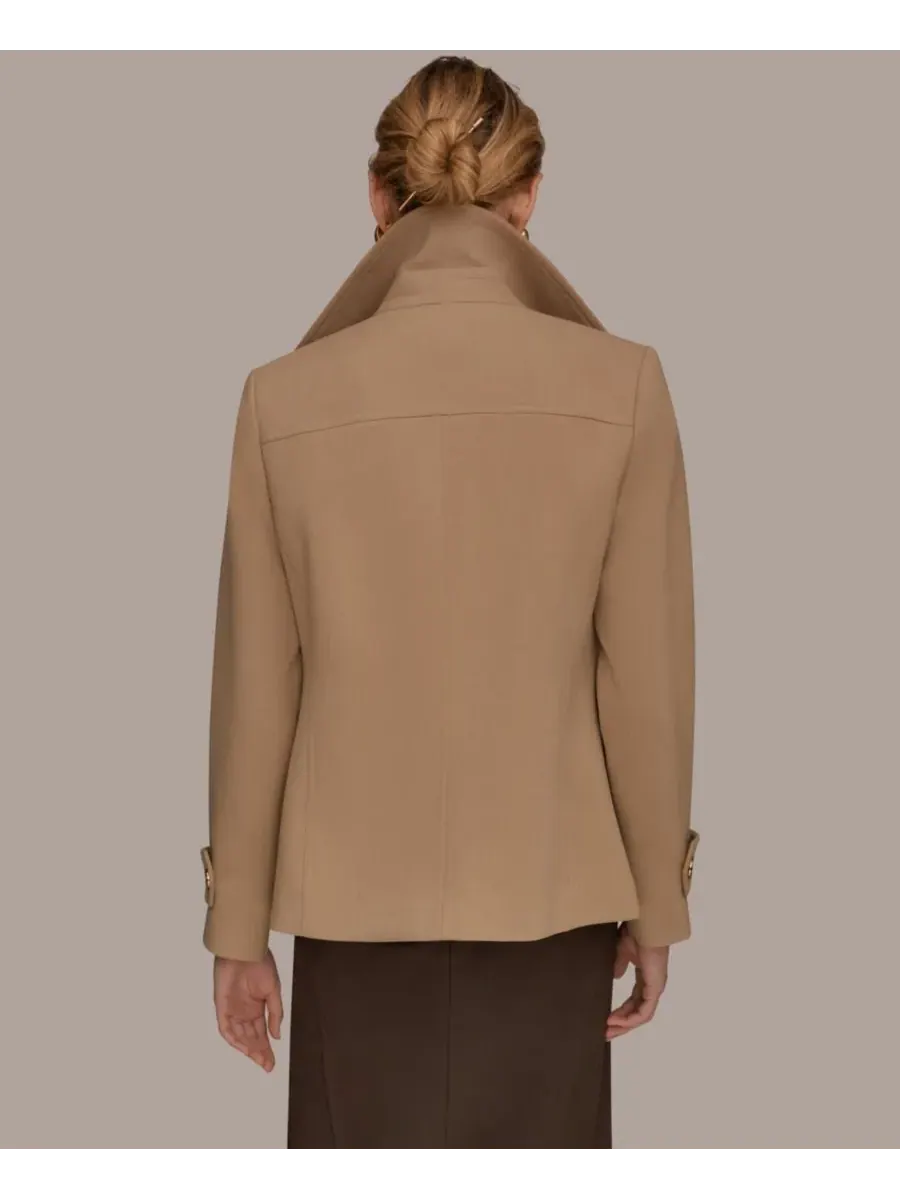 Женский короткий тренч из крепа с воротником-стойкой Donna Karan New York, светлый-camel — изображение 8 из 8, коричневый