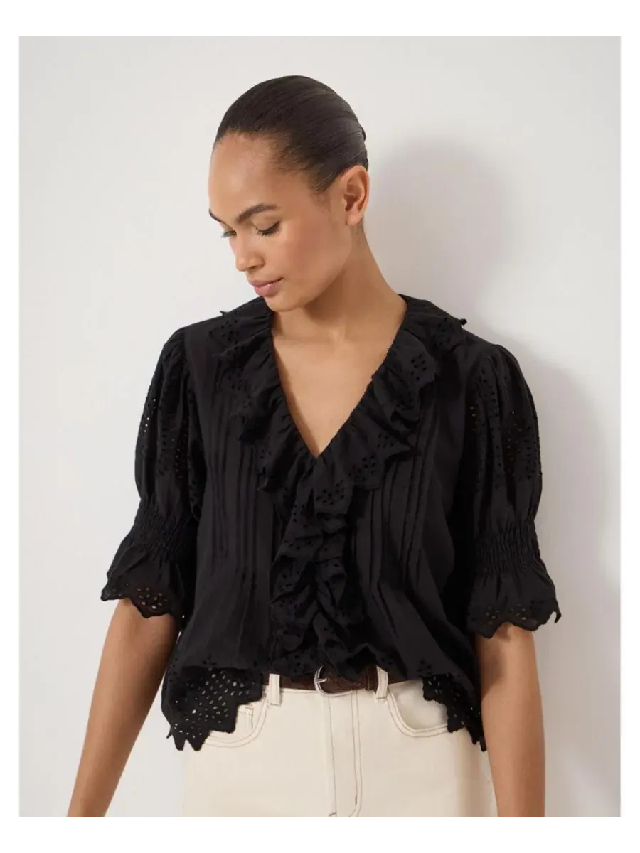 Блуза с рюшами Koa Short-Sleeve V-Neck Ruffle Blouse Hush — изображение 4 из 5, черный